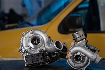 skupiony mechanik